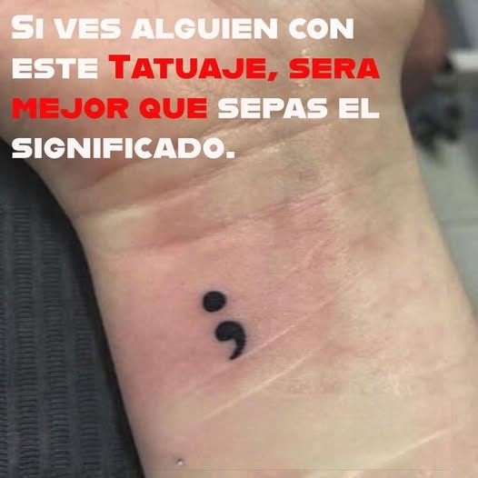 Tatuaje de punto y coma en una muñeca